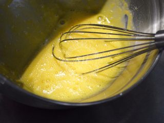 1、超详细图解——小四卷+日式豆乳盒子蛋糕,蛋黄+砂糖a 稍微打散,砂糖融化,蛋黄液有一些打发变白即可 。