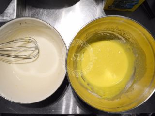 2、超详细图解——小四卷+日式豆乳盒子蛋糕,将面粉分成两份,过筛后分别加入【步骤1】和【步骤2】,搅拌混合均匀成为无颗粒的面糊