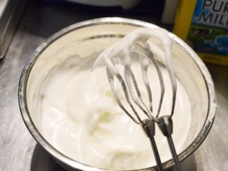 4、超详细图解——小四卷+日式豆乳盒子蛋糕,蛋白加入砂糖b,打发。不需要打到硬性。出现这种弹性弯钩就可以了。一般这个时候我会打开烤箱200℃预热。