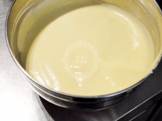 5、超详细图解——小四卷+日式豆乳盒子蛋糕,先取1/2的蛋白加入混合好的【步骤4】中,翻拌均匀后再加入剩余蛋白,翻拌混合均匀。这里要注意混合手法不可以搅拌和过度翻拌,否则会消泡。