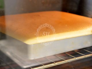 8、超详细图解——小四卷+日式豆乳盒子蛋糕,送入预热好的烤箱,中层,烤箱转190℃,大约20分钟,烘焙时间以蛋糕表面上色为准。 这里还要啰嗦一下,鸡蛋请选用正常大小,大概连壳60g左右