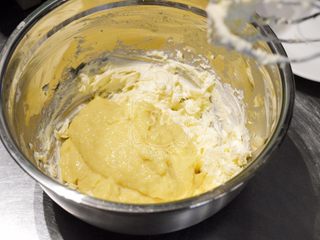 17、超详细图解——小四卷+日式豆乳盒子蛋糕,先加入一小部分【步骤17】,使用电动打蛋器搅拌混合均匀后分次加入剩余的豆乳。每加入一次前都要确保混合均匀。每加入一次前用硅胶刮刀将底部材料翻