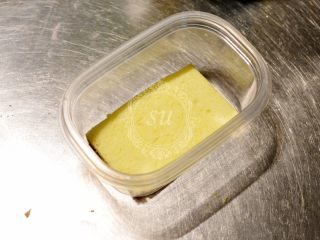 20、超详细图解——小四卷+日式豆乳盒子蛋糕,切好的蛋糕片。顺序是 蛋糕片→一层奶油→蛋糕片→豆乳→撒黄豆粉。直至满盒