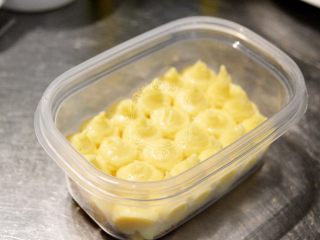 21、超详细图解——小四卷+日式豆乳盒子蛋糕,裱花袋直接前面剪开一个口就可以,不用装裱花嘴