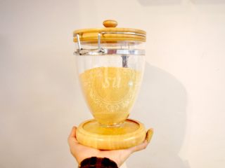 22、超详细图解——小四卷+日式豆乳盒子蛋糕,啦啦啦,这个是自己炒的黄豆然后磨成粉又过筛之后的。大概用了1斤的黄豆。密封干燥的容器保存可以用很久,超级无敌香