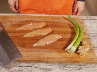 1、辅食鸡肉泥,准备好所需要的食材,鸡胸肉洗净。