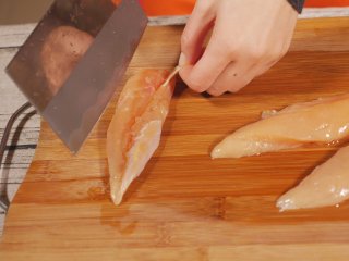 2、辅食鸡肉泥,将筋处理掉。