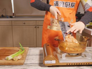 4、辅食鸡肉泥,放入烧开的锅内,焯水断生。