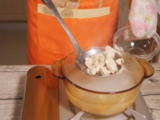 5、辅食鸡肉泥,变色后即可捞出,将水倒掉