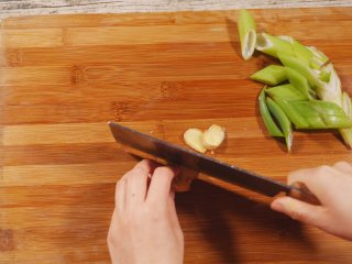 6、辅食鸡肉泥,葱切段,姜切片。