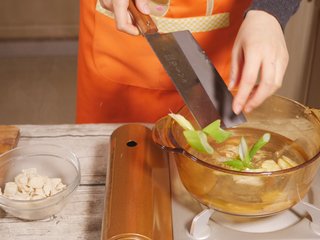 7、辅食鸡肉泥,重新加水,放入葱姜