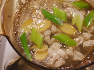 8、辅食鸡肉泥,倒入鸡肉,一起煮5分钟。