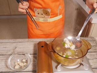 9、辅食鸡肉泥,将鸡肉捞出,汤不要倒掉。