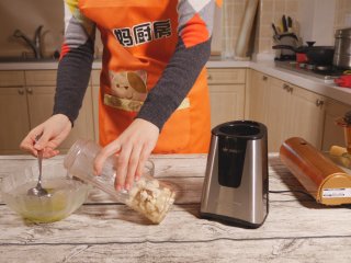 10、辅食鸡肉泥,将鸡肉晾至常温,放入榨汁机,加入肉汤(都要常温)