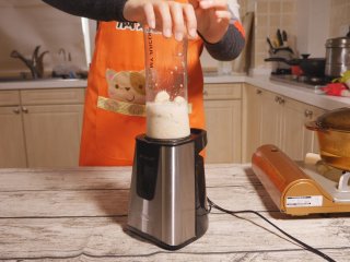 11、辅食鸡肉泥,用榨汁机打20秒左右,就可以得到细腻的肉泥了。