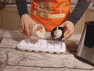 12、辅食鸡肉泥,倒入辅食冷冻盒,冷冻保存,每次做饭或者做菜,只需要拿出一块解冻