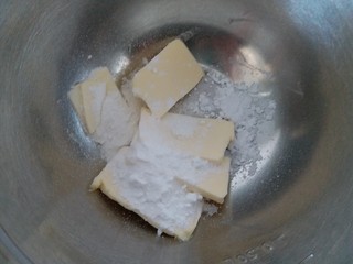 2、巧克力豆曲奇,把糖粉分三次加入到黄油内,用打蛋器打发黄油。