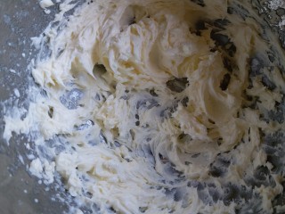 5、巧克力豆曲奇,把黄油打发到颜色发白,体积变大.如果不会看黄油的状态,可以看下打蛋盆边缘的黄油霜像羽毛一样.千万不打发过头了,就会导致失败哦!