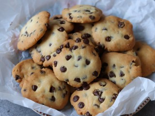 11、巧克力豆曲奇,叮咚~~出炉啦!看着就挺诱人的,偷偷的告诉你们,我一连吃了5块。