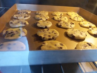 10、巧克力豆曲奇,我提前帮她预热好了烤箱,放进烤箱用160度烘烤20分钟。