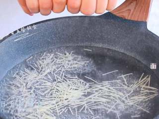 2、颗粒面杂蔬小方,水煮开，面掰碎煮3分钟。如果是意面时间需要加长。