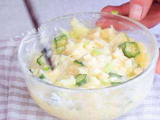 4、颗粒面杂蔬小方,搅拌均匀。1岁以上可加少许盐。