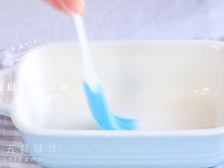 5、颗粒面杂蔬小方,在碗底擦一层油~ 
