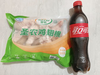 1、可乐鸡翅根,食材如图,所示示意。准备一份鸡翅根,一瓶可乐,作为主要的食材。