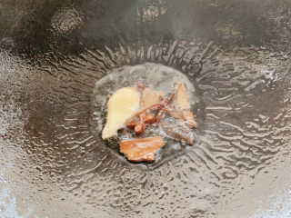 4、可乐鸡翅根,将以上食材,加入热油锅中,爆炒出香味。