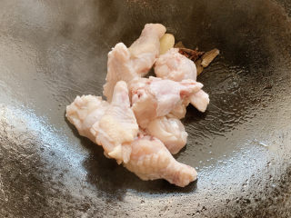 5、可乐鸡翅根,加入洗净的鸡翅根。