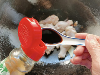 7、可乐鸡翅根,加入三勺酱油,选择颜色深的酱油,更容易与上色。