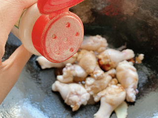 9、可乐鸡翅根,两三抖胡椒粉~