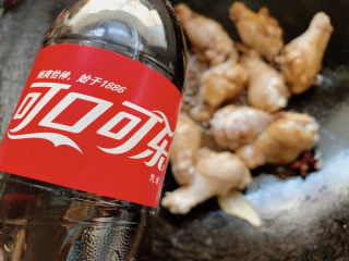 10、可乐鸡翅根,加入1/3瓶或者1/12瓶的可乐。