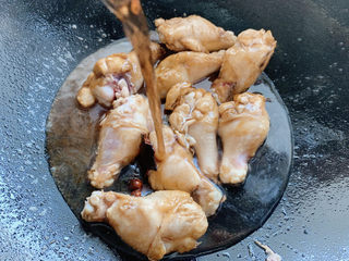 11、可乐鸡翅根,可乐在烹饪过程中充当了白糖的调味作用。碳酸在加热过程中会随之挥发。