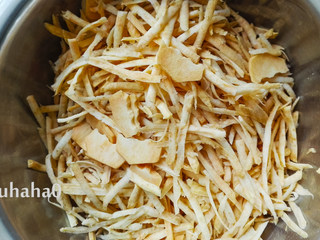 3、红薯丝粥,擦好的红薯丝,用擦床比用刀切省事。