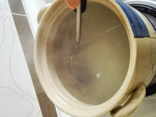 5、红薯丝粥,用饭勺搅拌几下,以免大米沾锅底。