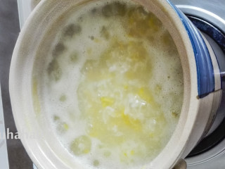 8、红薯丝粥,煮好的粥非常浓稠,表面有厚厚的一层米油。