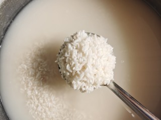 1、甜酒酿（妈妈版本零失败）,回来的糯米买回来的糯米，用水泡够1个小时，不然蒸不透，夹生不好吃的。不然做出来的甜酒也会生硬。