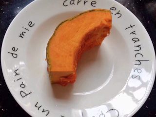 1、南瓜小麻薯,准备南瓜一块。