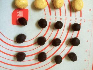 9、南瓜小麻薯,红豆也搓小圆球状，一个5克左右。