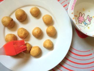 12、南瓜小麻薯,表面先刷一层水，湿了容易裹上芝麻。