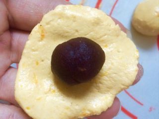 10、南瓜小麻薯,取一个面团包上豆沙。