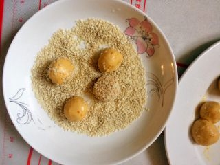13、南瓜小麻薯,在芝麻里滚一圈，均匀裏上白芝麻。
