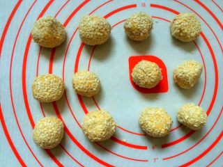 14、南瓜小麻薯,裹好芝麻的南瓜球。