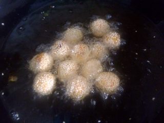 15、南瓜小麻薯,油烧热，小火炸到金黄色即可。