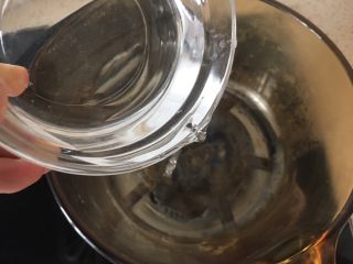 2、宝宝辅食：手指泡芙，好吃又好做,60克水和10克油倒入锅中，小火煮开；