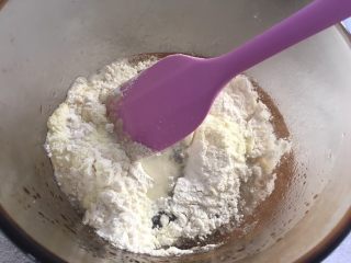 3、宝宝辅食：手指泡芙，好吃又好做,混合液体沸腾后，迅速倒入粉类混合物，搅拌成细腻均匀的熟面团。