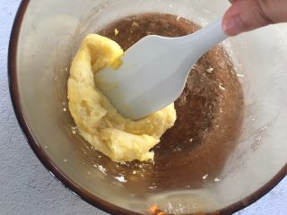 4、宝宝辅食：手指泡芙，好吃又好做,不要把面团搅得太干；