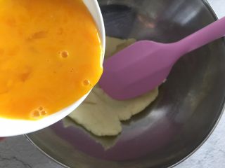 5、宝宝辅食：手指泡芙，好吃又好做,面团温热后，鸡蛋打散，多次加入（至少三次）。每次面团吸收了蛋液再加入下一次。