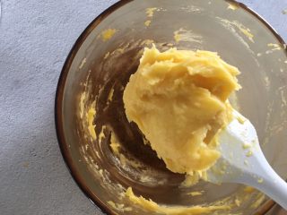 6、宝宝辅食：手指泡芙，好吃又好做,搅拌成这种粘稠的糊状；